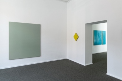 KP KREMER, Nr. 16 - 2021, Ölfarbe auf Leinwand, 180 x 150 cm, Nr. 41 - 2013, Ölfarbe auf Multiplex, Seitenlänge 35 cm; MARIA MAGDALENA Z‘GRAGGEN, #940716 TERRA (Bluish Green Earth from Cyprus One), 2016 Öl auf Holztafel, 127 × 157 cm, COLORSCAPE II, 2022