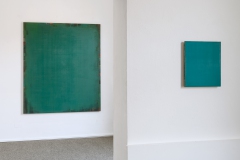 PETER TOLLENS,. BLUE IN GREEN, Dez. 2018 – Feb. 2019, Wachs-Dammar-Öllasur auf Leinen, 180 X 160 cm; KP KREMER, Nr. 02 - 2021, Ölfarbe auf Leinwand über Holz, 38,8 x 33,7 cm, COLORSCAPE II, 2022